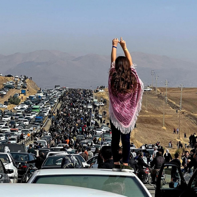 &lt;p&gt;Marš tisuća Iranaca prema grobu Mahse Amini&lt;/p&gt;