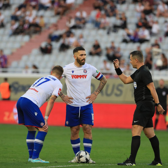 Marko Livaja i sudac Jović uoči penala za Hajduk