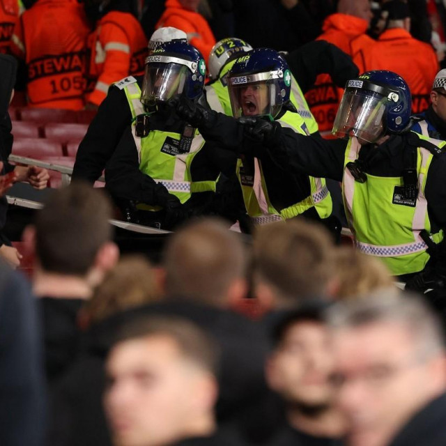 Emirates Stadium, London: Policija između navijača Arsenala i PSV-a