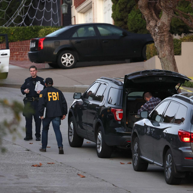 &lt;p&gt;Policija i FBI ispred kuće Nancy Pelosi&lt;/p&gt;