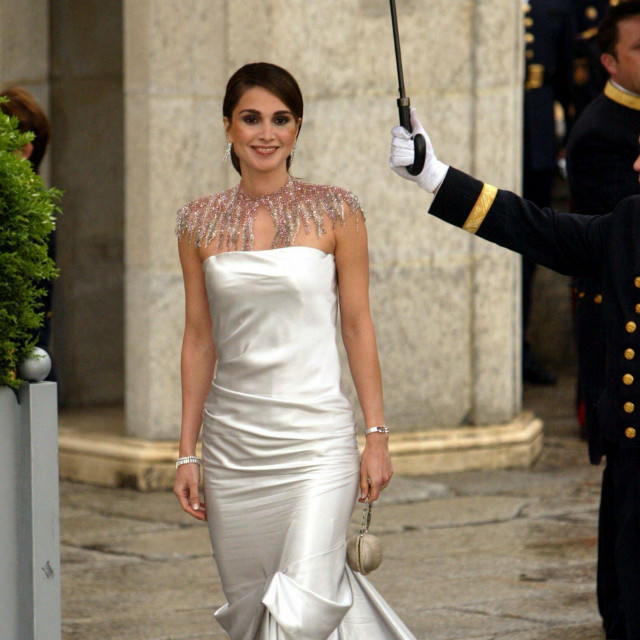 &lt;p&gt;Kraljica Rania u svibnju 2004. na gala večeri uoči vjenčanja princa Felipea i Letizije Ortiz, sada španjolskog kralja i kraljice&lt;/p&gt;