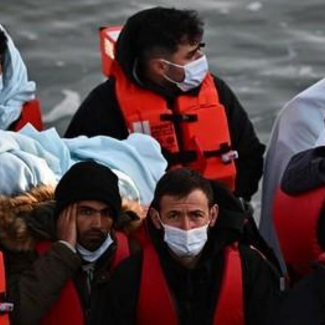 &lt;p&gt;Migranti koje je britanska policija pokupila u kanalu La Manche&lt;/p&gt;