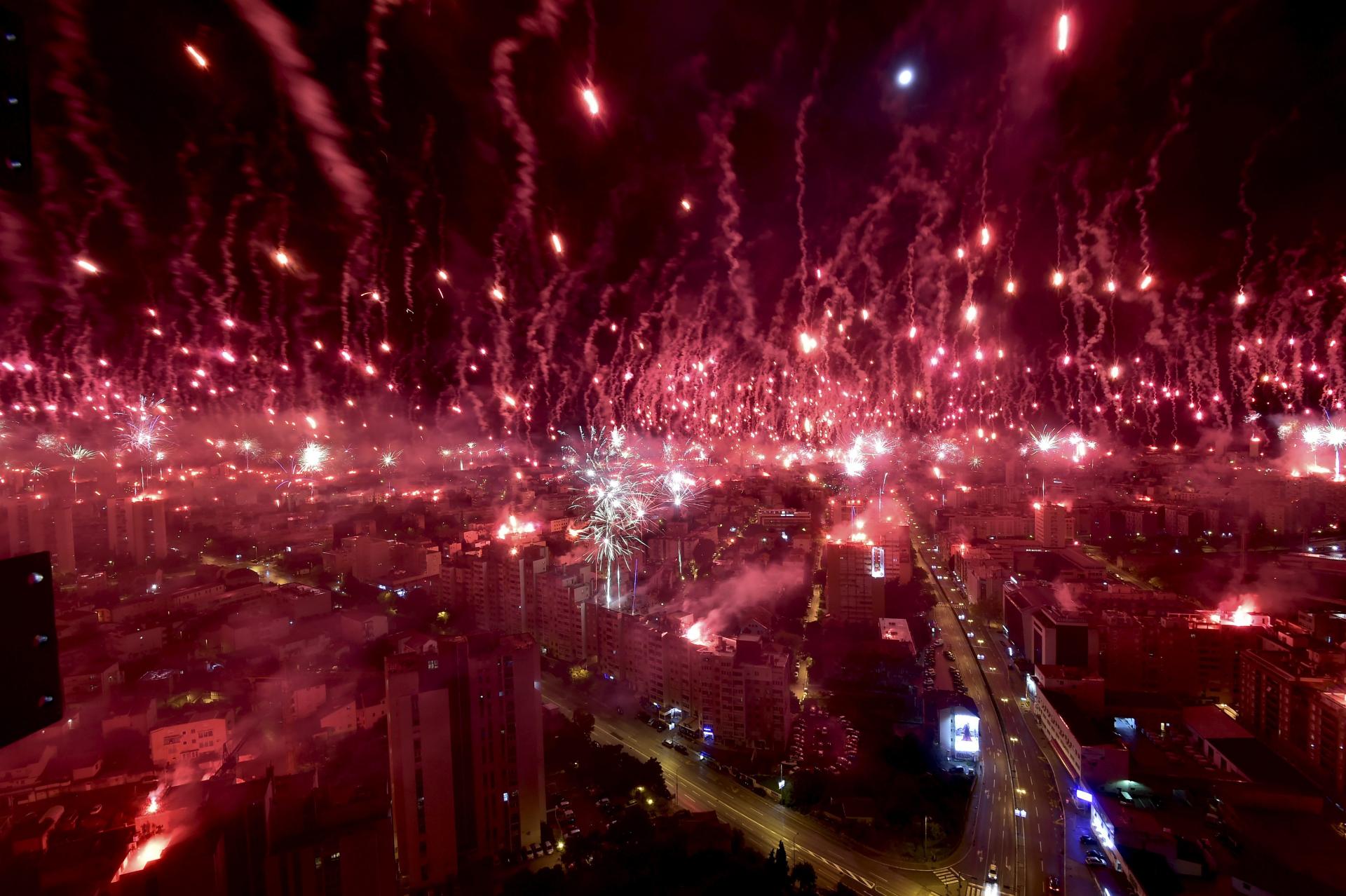 NIŠ OVO NE PAMTI! Meraklije priredile neviđen vatromet i bakljadu zbog  100. rođendana Radničkog (VIDEO)