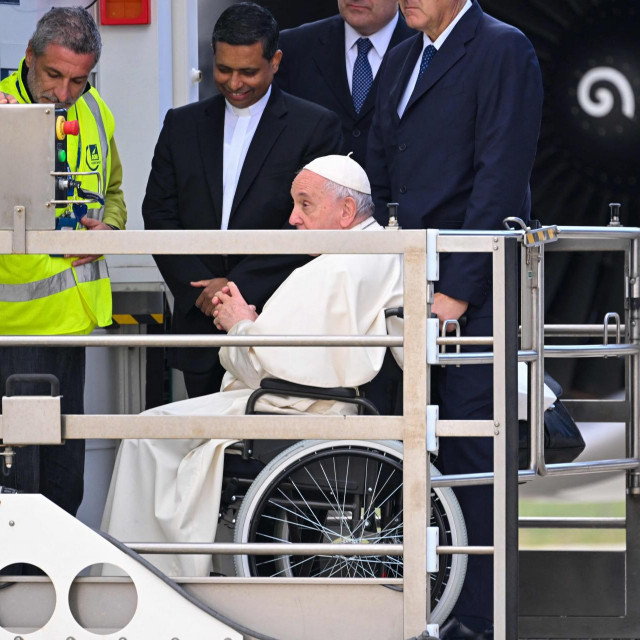 &lt;p&gt;Papa je u srijedu imao fizikalnu terapiju i koljeno ga uvijek boli dan poslije toga&lt;/p&gt;