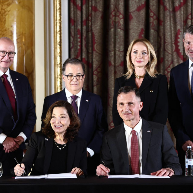 &lt;p&gt;Leslie Davis i Dragan Primorac potpisuju Ugovor. Stoje (s lijeva na desno), Joel Nelson, Charles Bogosta, Jadranka Primorac i Igor Borić&lt;/p&gt;