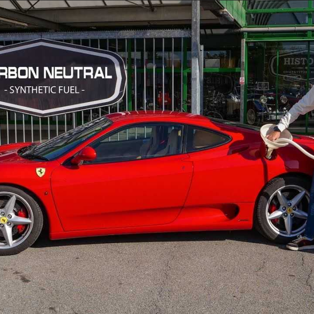&lt;p&gt;Točenje sintetičkog goriva u Ferrari 360&lt;/p&gt;