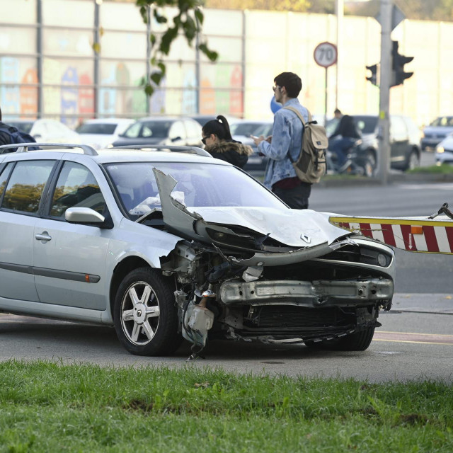 &lt;p&gt;Na križanju Slavonske avenije i Marohnićeve ulice dogodila prometna nesreća. Sudarila su se dva osobna vozila, te su dvije osobe ozlijeđene&lt;/p&gt;