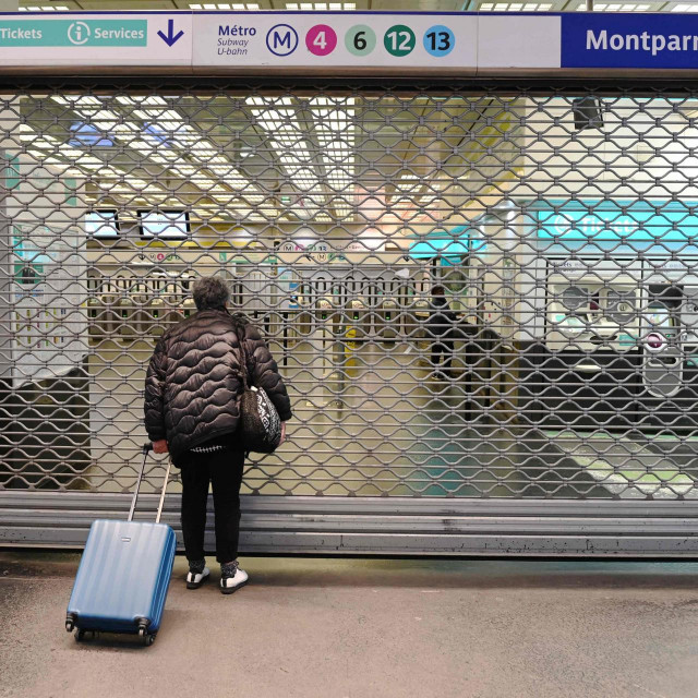 &lt;p&gt;Zatvoreni metro u Parizu&lt;/p&gt;
