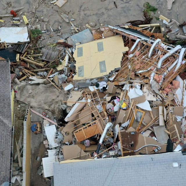 &lt;p&gt;Oluja Nicole iza sebe je ostavila niz uništenih i oštećenih kuća uz more&lt;/p&gt;