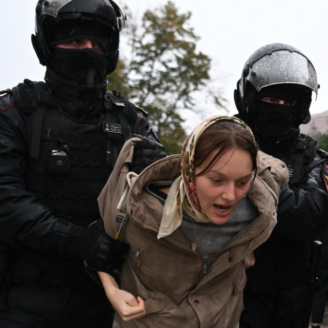 &lt;p&gt;Policija u Moskvi privodi Ruskinju koja protestira protiv rata u Ukrajini&lt;/p&gt;