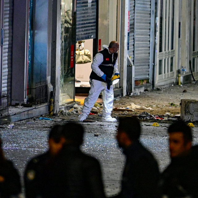 &lt;p&gt;Najmanje šest osoba je poginulo, a više od 50 je ranjeno u eksploziji bombe u nedjelju u popularnoj ulici u pješačkoj zoni u središtu Istanbula&lt;/p&gt;
