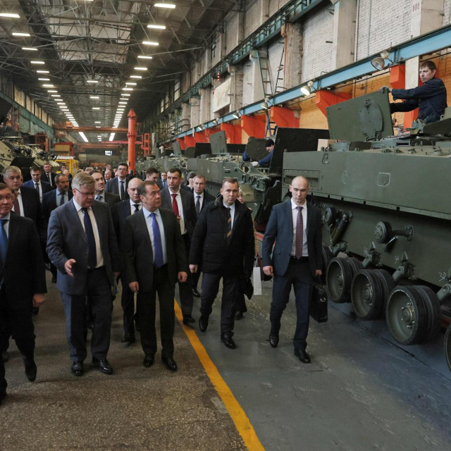 &lt;p&gt;Dmitrij Medvedev u tvornici oklopnih vozila&lt;/p&gt;
