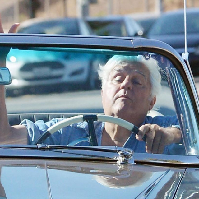 &lt;p&gt;Jay Leno u svome vinatge kabrioletu vozi  Los Angelesom, arhivska fotografija&lt;/p&gt;