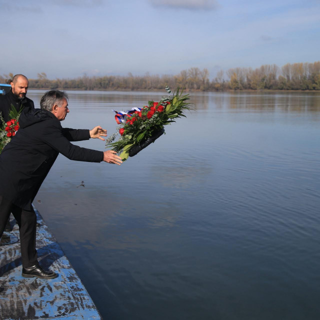&lt;p&gt;Milorad Pupovac i Boris Milošević položili vijence u Dunav kod Veslačkog kluba Vukovar&lt;/p&gt;