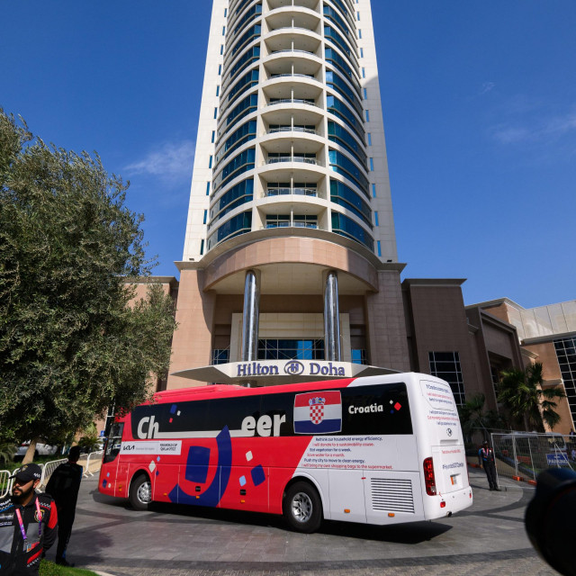 &lt;p&gt;Autobus hrvatske reprezentacije ispred hotela Hilton Doha&lt;/p&gt;