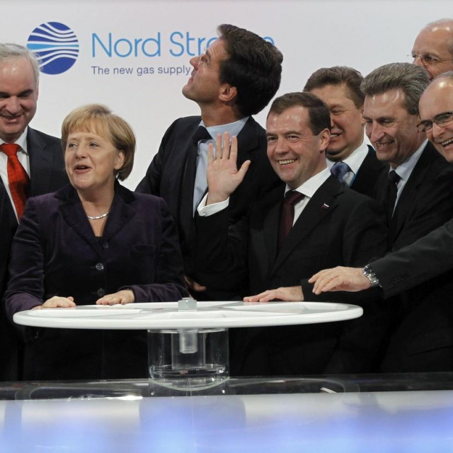 &lt;p&gt;Dmitri Medvedev, Angela Merkel, Mark Rutte, Francois Fillon, Gerhard Schroeder okrenuli su volan goleme replike plinskog ventila u Lubminu&lt;/p&gt;