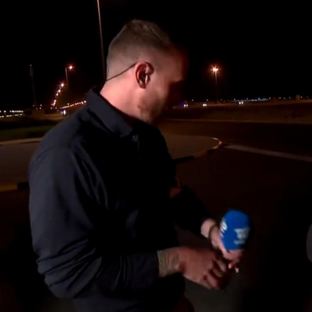 Danski novinar Jon Pagh u razgovoru s policajcem