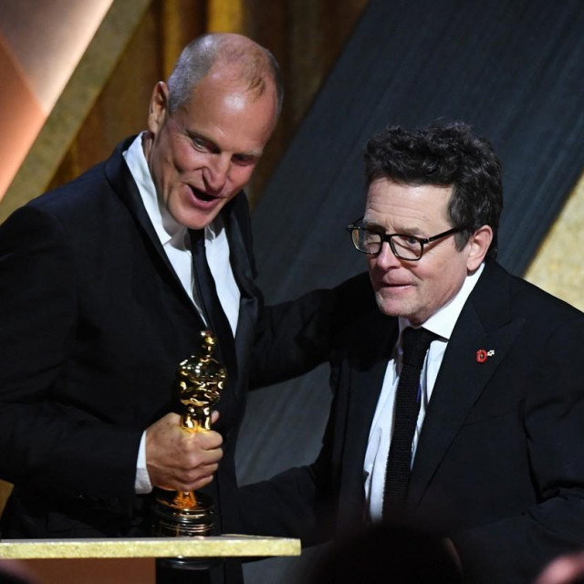 &lt;p&gt;Woody Harrelson dodjeljuje nagradu Michaelu J. Foxu&lt;/p&gt;