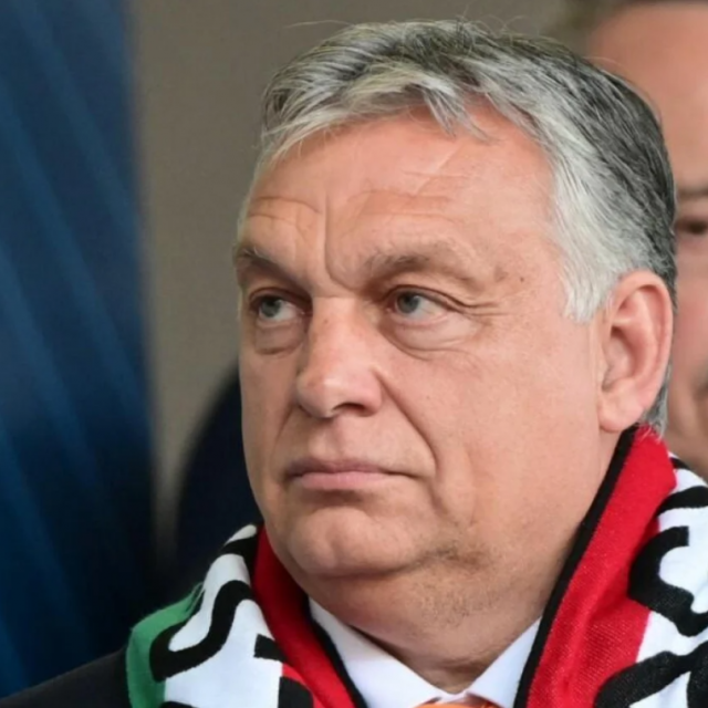 &lt;p&gt;Viktor Orban s navijačkim šalom&lt;/p&gt;