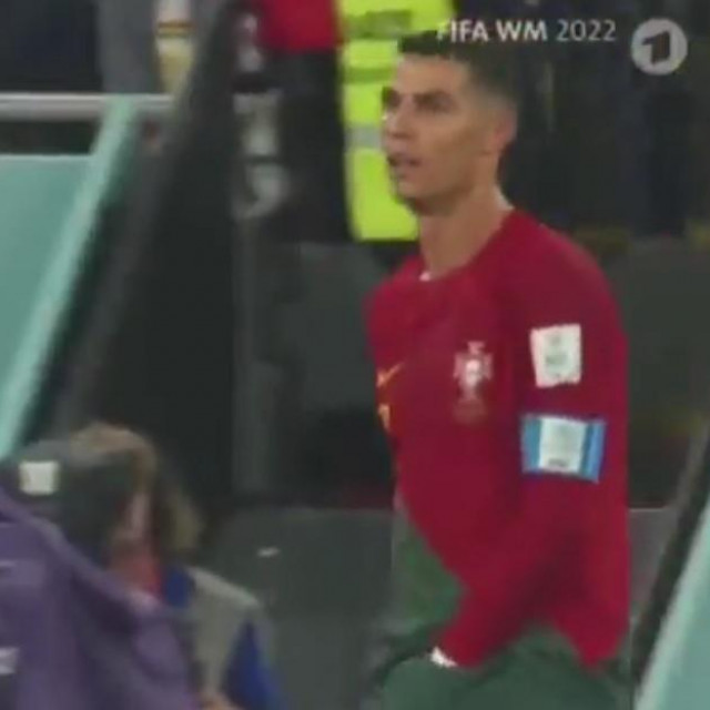 &lt;p&gt;Cristiano Ronaldo uzima zalogaj iz hlačica&lt;/p&gt;
