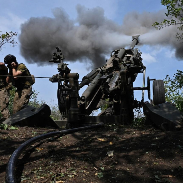 &lt;p&gt;Ukrajinske snage pucaju iz haubice&lt;/p&gt;