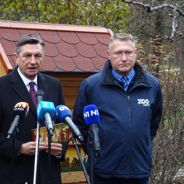 &lt;p&gt;Borut Pahor i Damir Skok ispred košnice&lt;/p&gt;