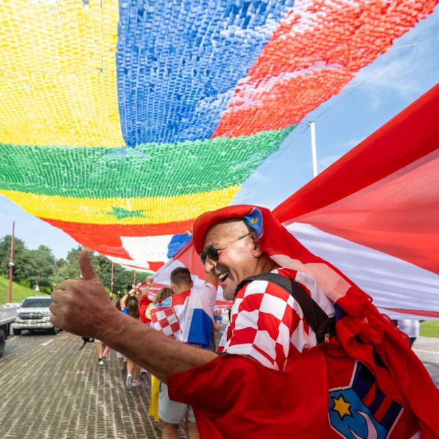 &lt;p&gt;Hrvatski navijači razvijaju veliku zastavu na prostoru Kulturnog sela Katara uoči Belgije&lt;/p&gt;