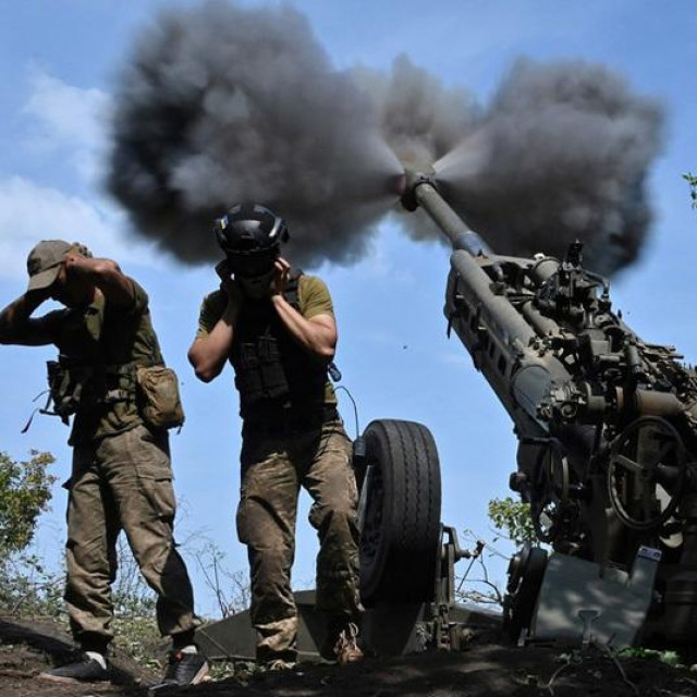 &lt;p&gt;Ukrajinski topnici pucaju iz M777 haubice&lt;/p&gt;