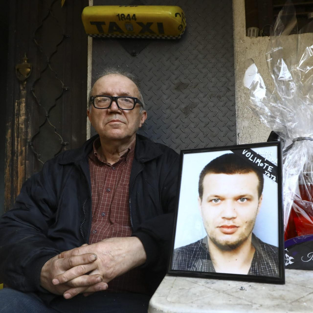 &lt;p&gt;Otac poginulog taksista Krunoslava, Krešimir Kunkušak uz njegoivu fotografiju&lt;/p&gt;