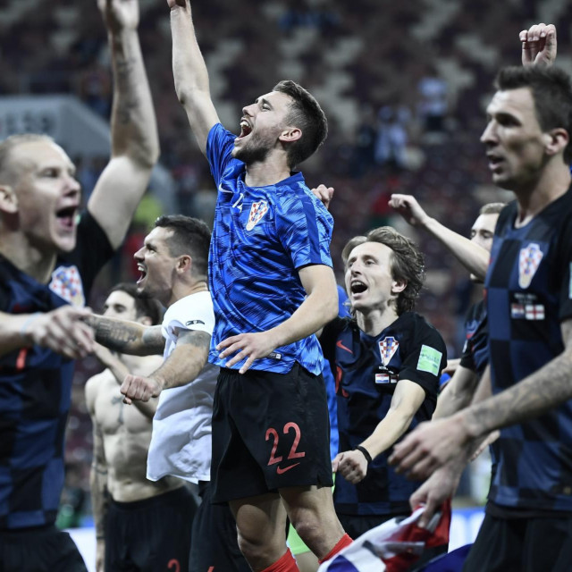 Josip Pivarić i suigrači nakon pobjede protiv Engleske kojom su izborili finale SP-a u Rusiji