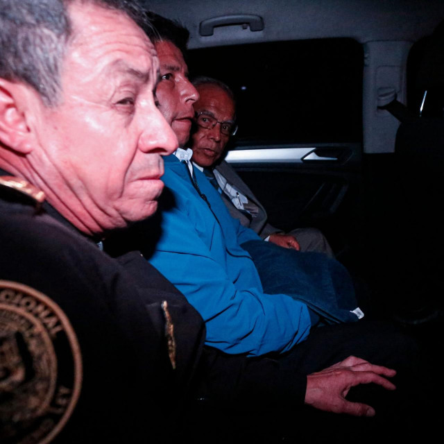 &lt;p&gt;Pedro Castillo (u sredini) u policijskom automobilu&lt;/p&gt;