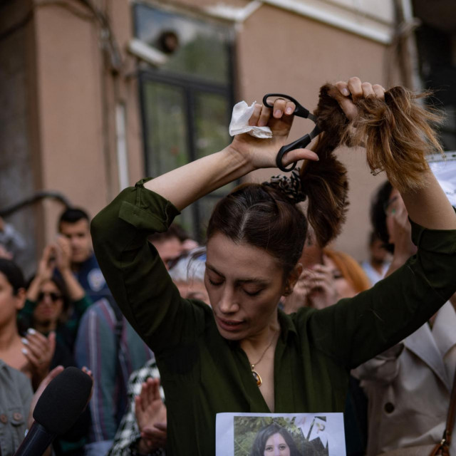 &lt;p&gt;Iranka Nasibe Samsaei koja živi u Turskoj odrezala je kosu kako bi se solidarizirala s Irankama&lt;/p&gt;