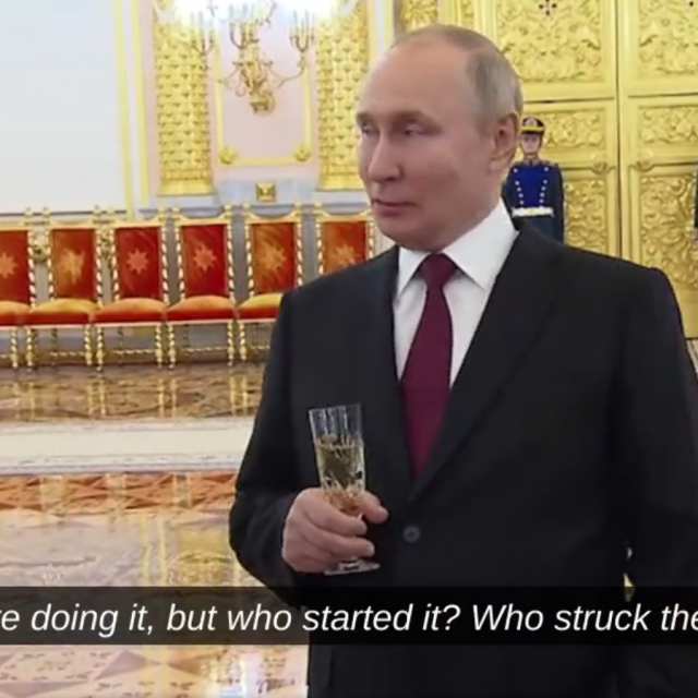 &lt;p&gt;Vladimir Putin s čašom šampanjca objašnjava napad na Ukrajinu&lt;/p&gt;