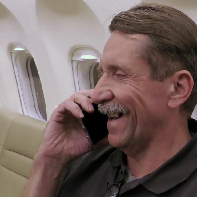 Viktor Bout u avionu nakon oslobađanja