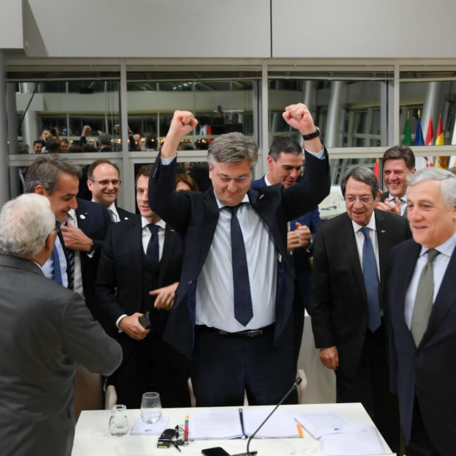 &lt;p&gt;Predsjednik Vlade RH Andrej Plenković slavi pobjedu Hrvatske na samitu u Alicanteu&lt;/p&gt;