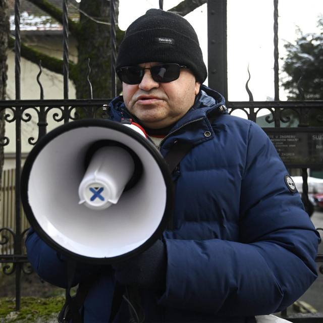&lt;p&gt;Mirko Hrkač, upravitelj Zaklade ‘Čujem, vjerujem, vidim‘ prosvjeduje ispred Ministarstva kulture i medija &lt;/p&gt;