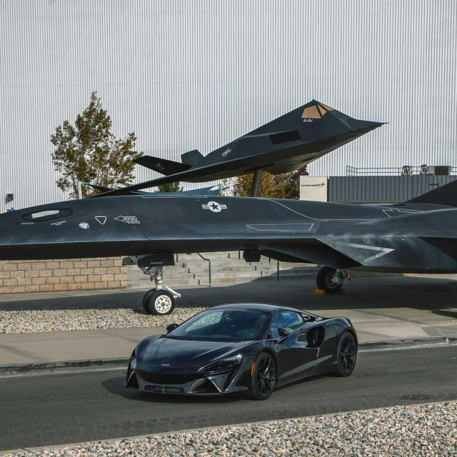 &lt;p&gt;McLaren Artura i Lockheed Darkstar&lt;/p&gt;