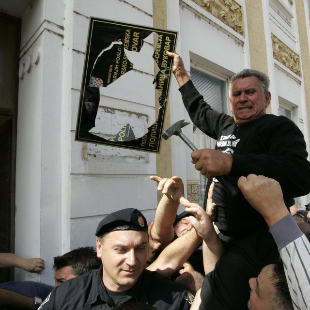 &lt;p&gt;Vukovarski branitelj Marijan Živković razbio je 2013. dvojezičnu ploču postavljenu na policijsku postaju u Vukovaru&lt;br&gt;
 &lt;/p&gt;