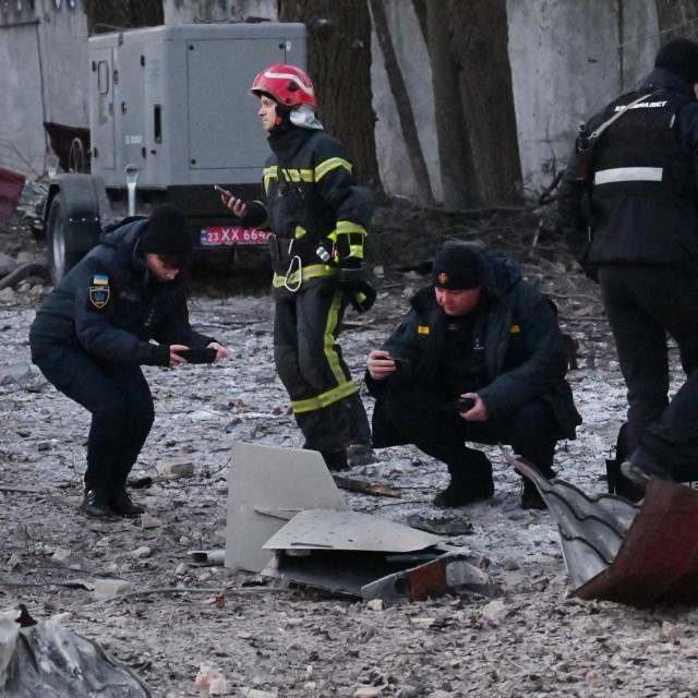 &lt;p&gt;Hitne službe i policija proučavaju ostatke drona koji je pogodio zgradu u Kijevu&lt;/p&gt;