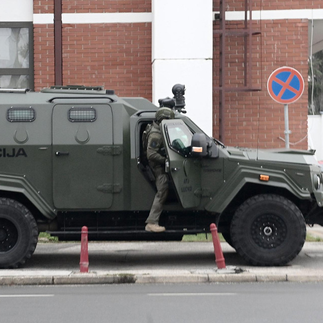 Specijalno blindirano policijsko vozilo ispred zgrade Županijskog suda u Velikoj Gorici
