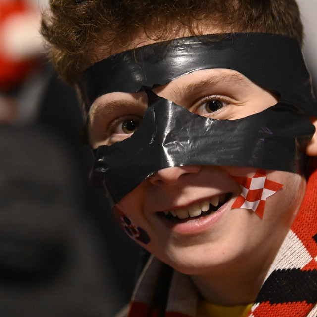 Mladi navijač s Gvardiolovom maskom