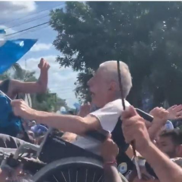 Jedan je stariji gospodin u invalidskim kolicima postao viralni hit u slavlju Argentinaca
