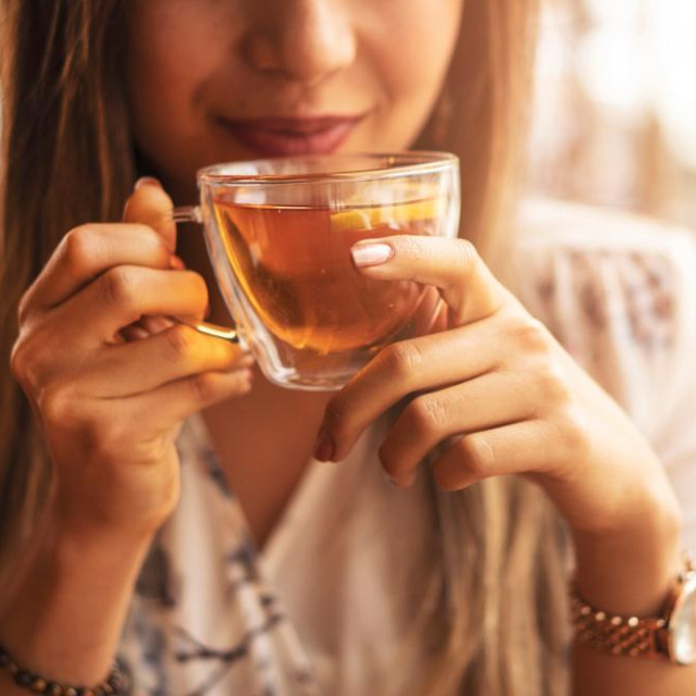 &lt;p&gt;Zasladite čaj medom i pijte protiv grlobolje ili kašlja.&lt;/p&gt;