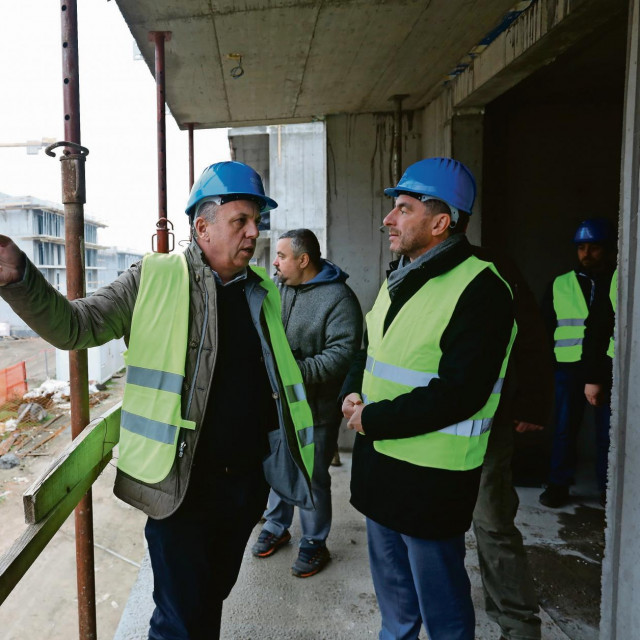 &lt;p&gt;&lt;br&gt;
Državni tajnik Središnjeg državnog ureda za obnovu Gordan Hanžek u Petrinji na obilasku  gradilišta višestambenih zgrada za stradale u potresu&lt;/p&gt;