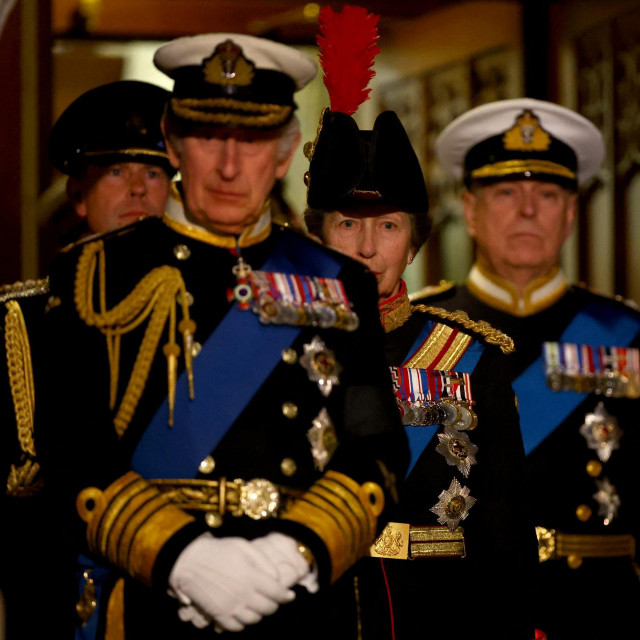 &lt;p&gt;Kralj Charles III. i princ Andrew na počasnoj straži uz majčin lijes u &lt;br&gt;
Westminsteru&lt;/p&gt;
