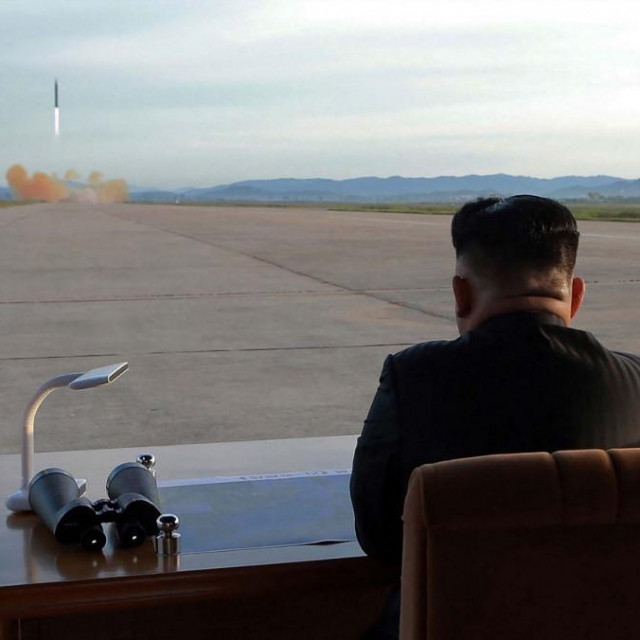 &lt;p&gt;Kim Jong-un nadgleda testiranje rakete/Arhivska fotografija&lt;/p&gt;