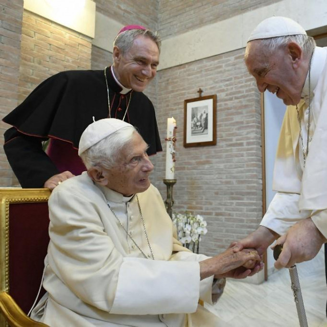 &lt;p&gt;Papa u miru Benedikt XVI i papa Frane&lt;/p&gt;