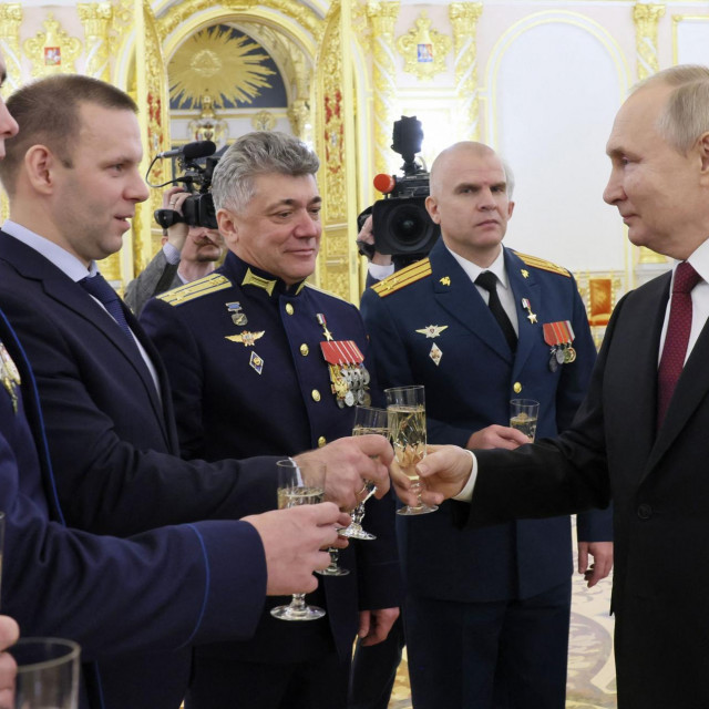 &lt;p&gt;Vladimir Putin s visokim dužnosnicima ruske vojske &lt;/p&gt;