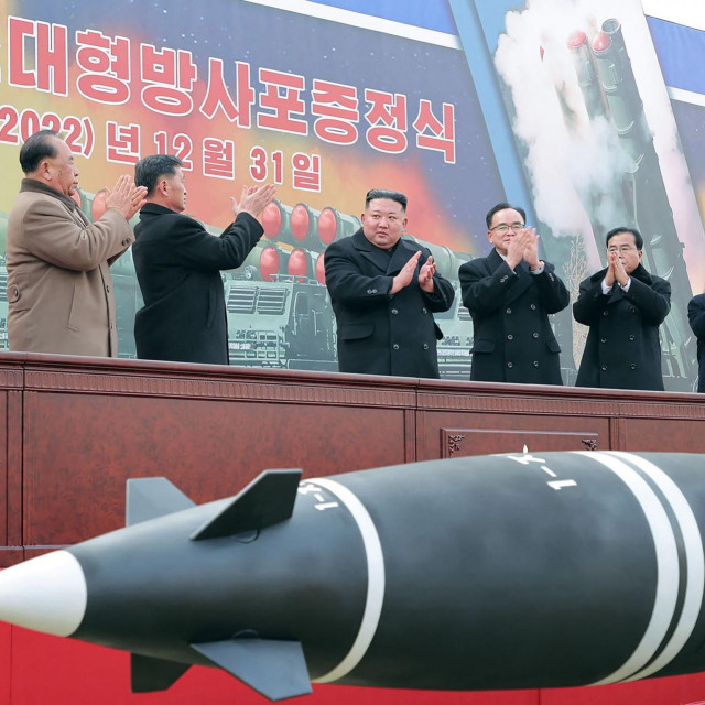 &lt;p&gt;Kim Jong-un u dvorištu Centralnog komiteta Radničke partije. Na slici je i veliki višecjevni raketni sustav&lt;/p&gt;