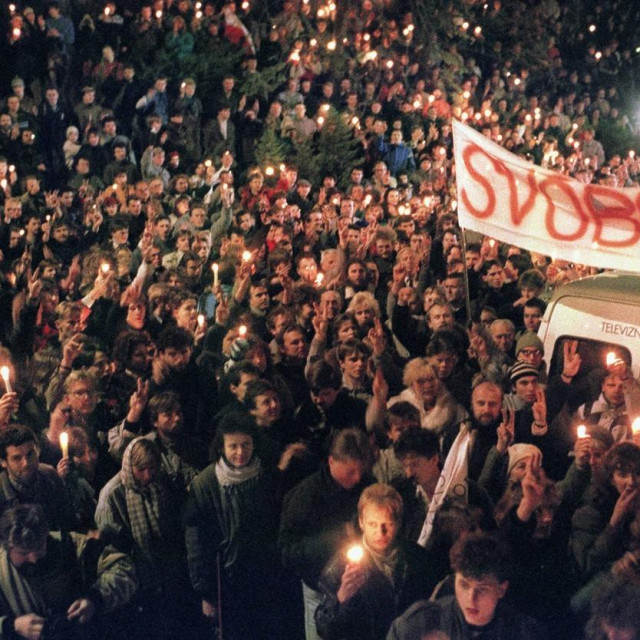 Mladi čehoslovački pale svijeće u znak potpore Vaclavu Havelu  tijekom prosvjednog skupa u četvrti Albertov u Pragu